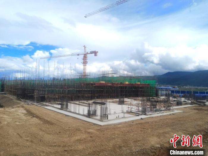 圖為香格里拉站實現(xiàn)封頂。中國鐵路昆明局集團供圖