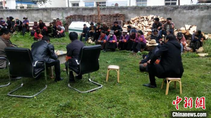 村民接受防火常識(shí)教育。若爾蓋縣林業(yè)和草原局供圖