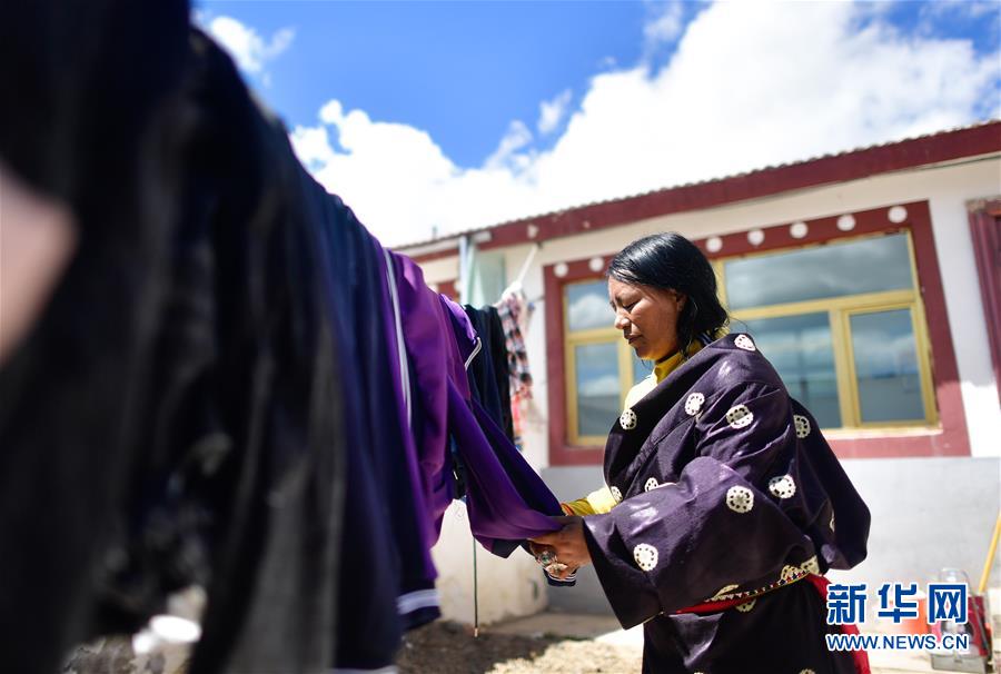 （走向我們的小康生活）（3）青?，敹啵狐S河源的幸福村