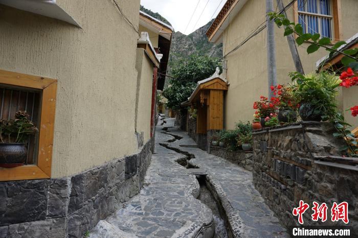 沿溪流分布的若吉村民宿?！∽g 攝