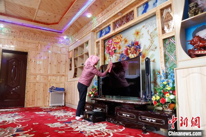 圖為做家務(wù)的項(xiàng)青達(dá)杰妻子?！●R銘言 攝