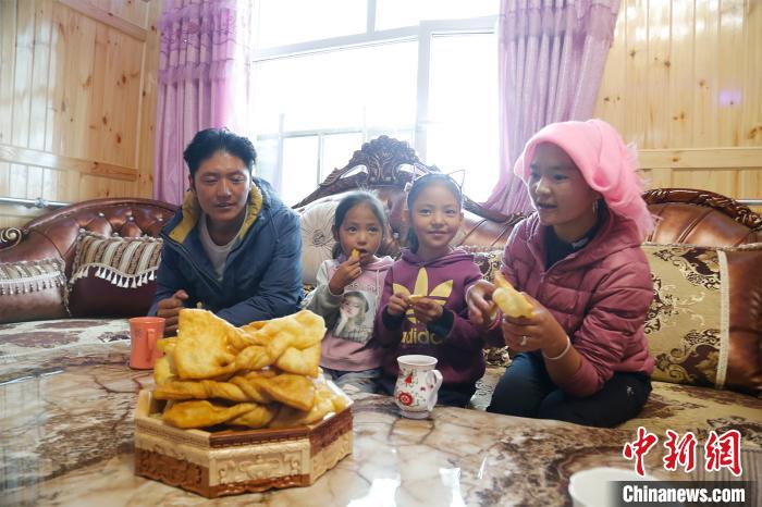 圖為項(xiàng)青達(dá)杰一家人合影?！●R銘言 攝