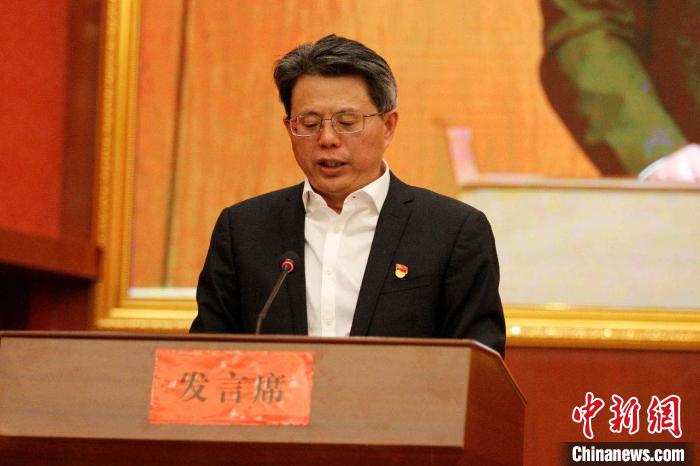 圖為果洛州委常委、副州長(zhǎng)、上海市援青聯(lián)絡(luò)組組長(zhǎng)馮志勇總結(jié)對(duì)口支援十年工作?！」逯菸麄鞑抗﹫D 攝