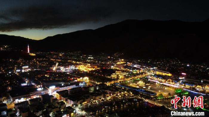 圖為玉樹市城市建設(shè)?！√K丹 攝