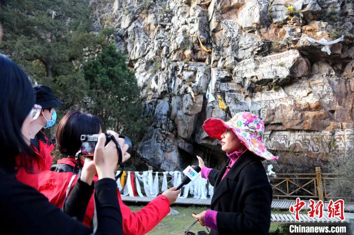 圖為中外媒體在玉樹州玉樹市采訪文旅融合情況?！?zhí)砀?攝