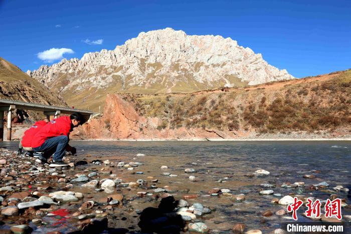 圖為中外記者在雜多縣境內(nèi)的瀾滄江干流采訪當(dāng)?shù)厣鷳B(tài)保護(hù)情況?！?zhí)砀?攝