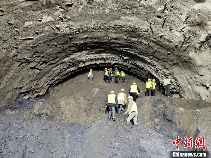 圖為久馬高速查針梁子隧道施工現(xiàn)場(chǎng)?！⊥貔i 攝