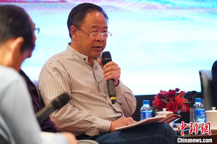 圖為青海省藝術(shù)研究所所長、文化學(xué)者耿占坤發(fā)表觀點?！√K丹 攝