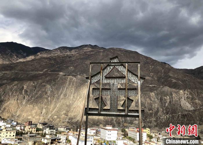 圖為處在山巒腳下的奔子欄?！】姵?攝