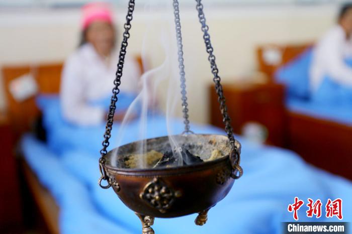 圖為藏醫(yī)熏藥療法。　高展 攝