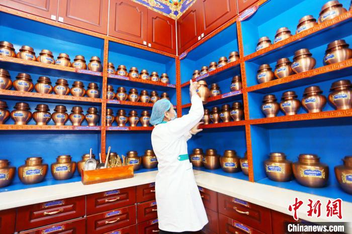 近年來，夏河縣藏醫(yī)醫(yī)院在基礎(chǔ)設(shè)施、醫(yī)療服務(wù)、業(yè)務(wù)拓展、人才梯隊、制度建設(shè)等都發(fā)生了巨大變化。　高展 攝