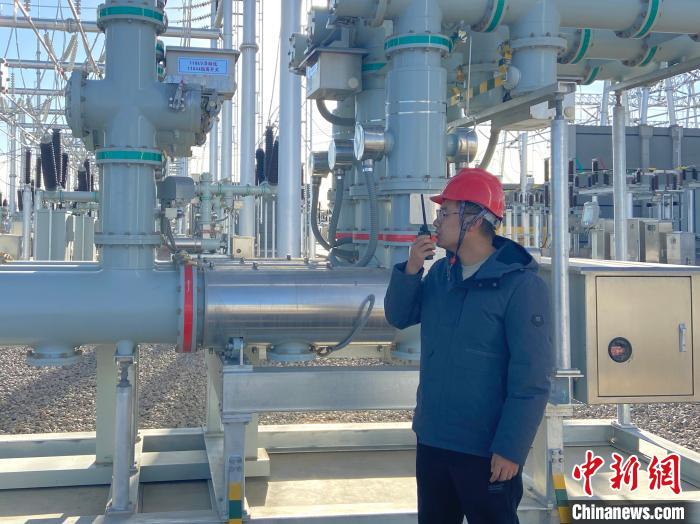 圖為國網青海檢修公司專業(yè)人員在沙柳變電站驗收設備?！√岂?攝