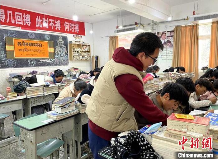 學(xué)生在免費(fèi)輔導(dǎo)班上課?！∧岈敵?攝