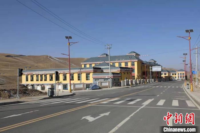 青海黃河岸畔“脫貧戰(zhàn)歌”：村民感受“穩(wěn)穩(wěn)的幸?！?/></a></div>
                        <div   id=