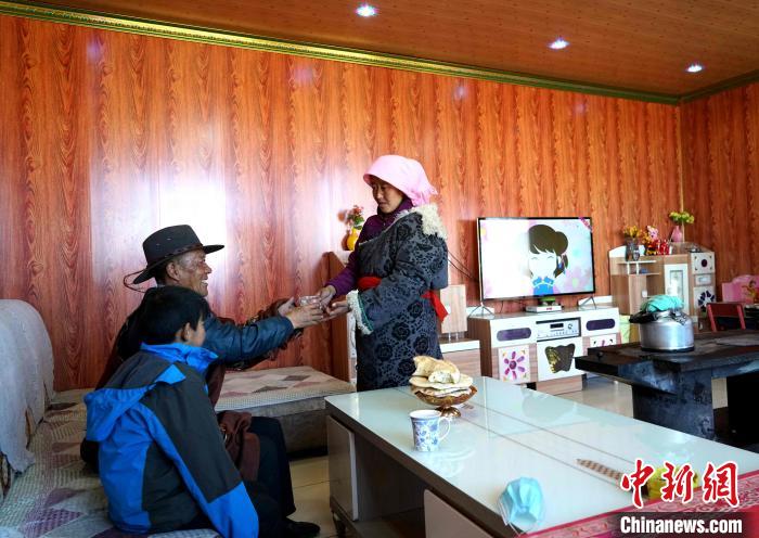 圖為易地搬遷后的哇保家?！〔彭?xiàng)什姐 攝