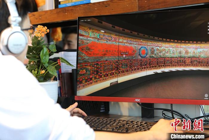 2月23日，青海西寧，市民利用VR瀏覽長達608米的《中國藏族文化藝術彩繪大觀》。農歷辛丑牛年新年“巧遇”藏歷鐵牛新年，青海高原農牧民特別是生活在城市的藏族民眾，正享受從“流口水”的糌粑到“鎮(zhèn)館之寶”VR體驗的味覺、視覺“大餐”之變。<a target='_blank' ><p  align=