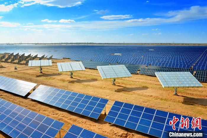 青海格爾木:荒漠“綠能”發(fā)展風(fēng)光無限