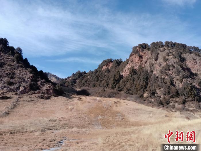 圖為坎布拉外圍地區(qū)的古火山口。孫揚(yáng)益 供圖 孫揚(yáng)益 供圖 攝