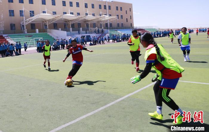 青海湖畔的校園女子足球隊(duì):最想成為中國(guó)女足后備軍