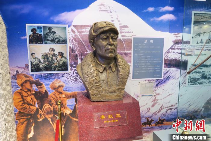 圖為南疆軍區(qū)某合成團(tuán)1連榮譽(yù)室，雕像是進(jìn)藏先遣英雄連總指揮李狄三?！畛坛?攝