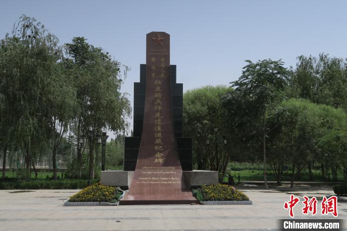 圖為位于于田縣中心的中國人民解放軍獨(dú)立騎兵師先遣連進(jìn)藏紀(jì)念碑?！畛坛?攝