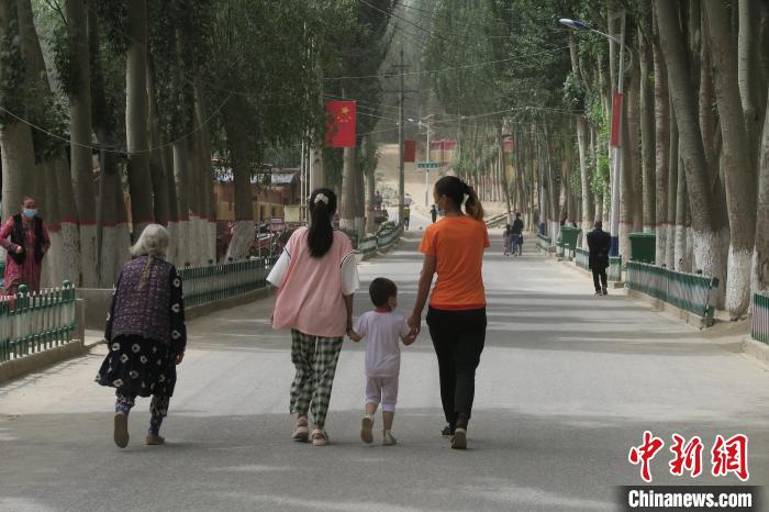 圖為進(jìn)藏先遣英雄連誓師地原址所在的新疆維吾爾自治區(qū)和田地區(qū)于田縣普魯村現(xiàn)貌?！畛坛?攝