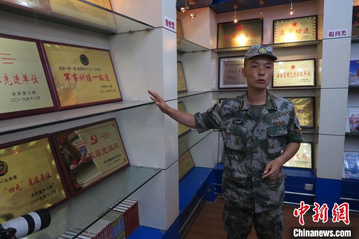 圖為南疆軍區(qū)某合成團(tuán)1連連長(zhǎng)齊楠?！畛坛?攝