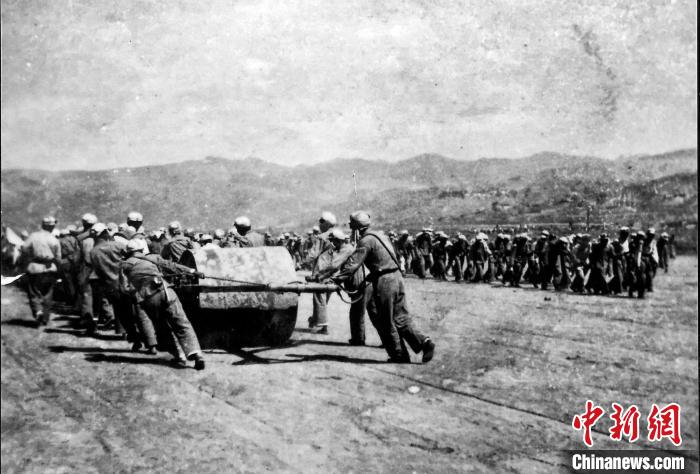 十八軍戰(zhàn)士修建機(jī)場(chǎng)跑道。(歷史圖片由十八軍后代張小康提供，劉炳科翻拍)