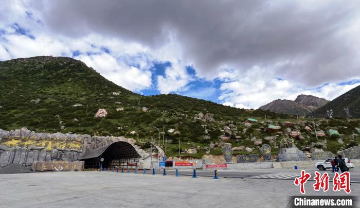 已建成通車的雀兒山隧道?！⒅铱?攝