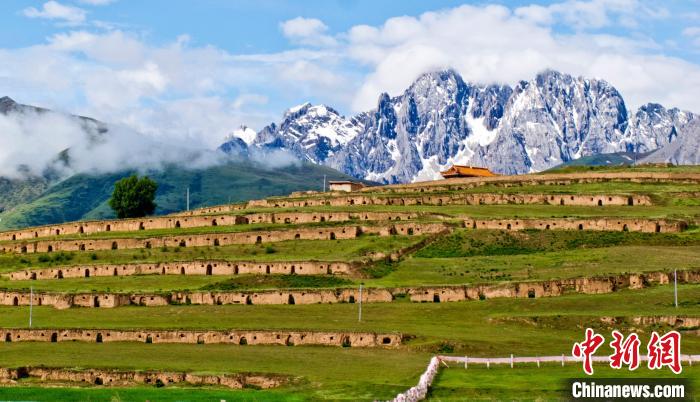 十八軍甘孜窯洞群?！⒅铱?攝