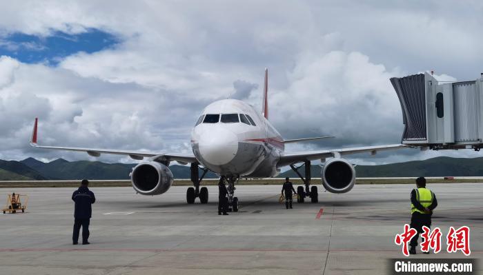 康定機(jī)場(chǎng)一架航班降落?！⒅铱?攝