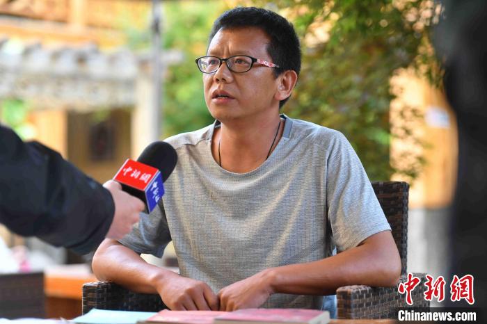 圖為和澗秋接受記者采訪?！⑷疥?yáng) 攝