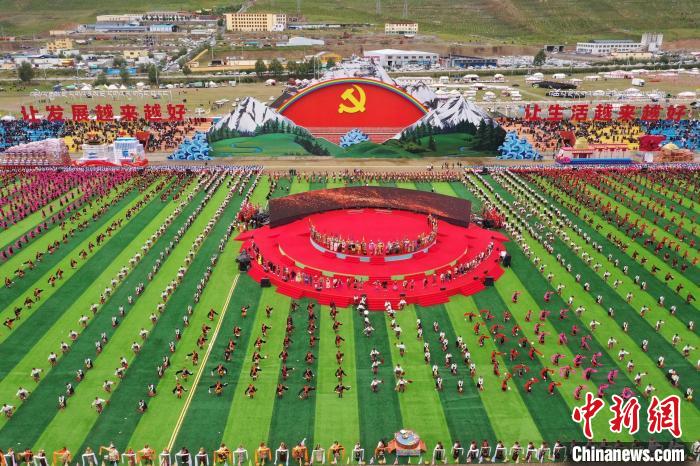 圖為玉樹(shù)藏族自治州成立70周年慶祝大會(huì)現(xiàn)場(chǎng)?！●R銘言 攝