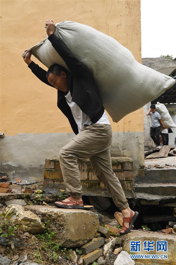 （新華全媒+）（8）千里“挪窩”，踏實(shí)開啟新生活