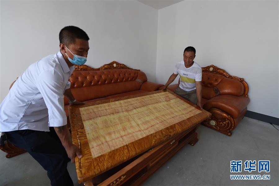 （新華全媒+）（27）千里“挪窩”，踏實(shí)開啟新生活