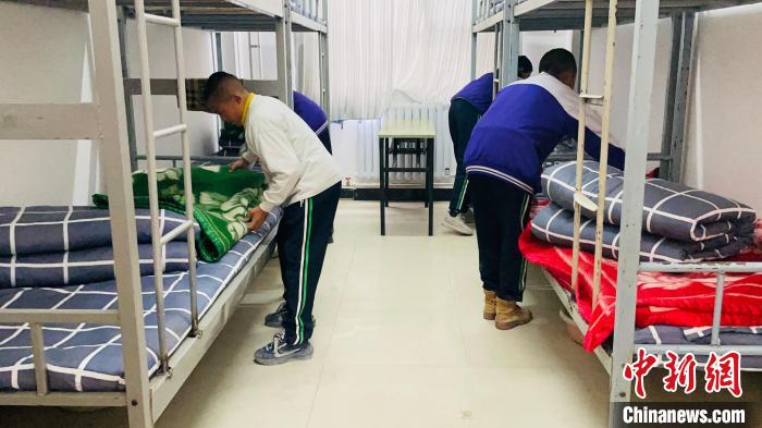 青?，敹嗟卣馂?zāi)后重建見(jiàn)聞：從帳篷教室到分區(qū)上課