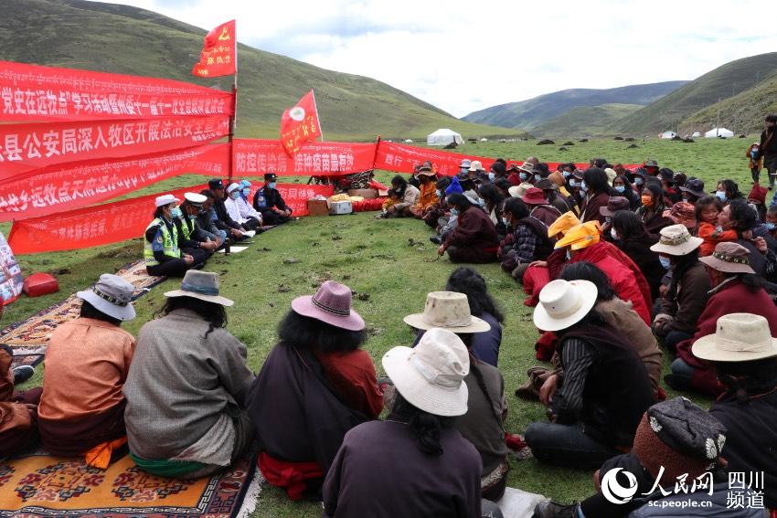草地上宣講。巴登攝
