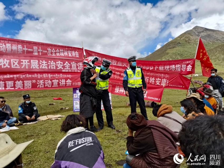 給牧民講如何佩戴安全頭盔。巴登攝