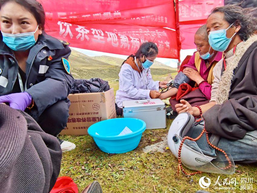 給牧民檢查身體。巴登攝