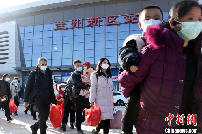 圖為搬遷民眾剛出火車(chē)站。　丁凱 攝