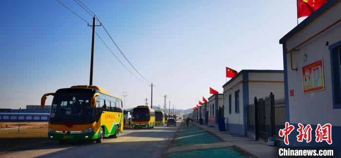 圖為搬遷民眾抵達(dá)安置區(qū)。　魏建軍 攝