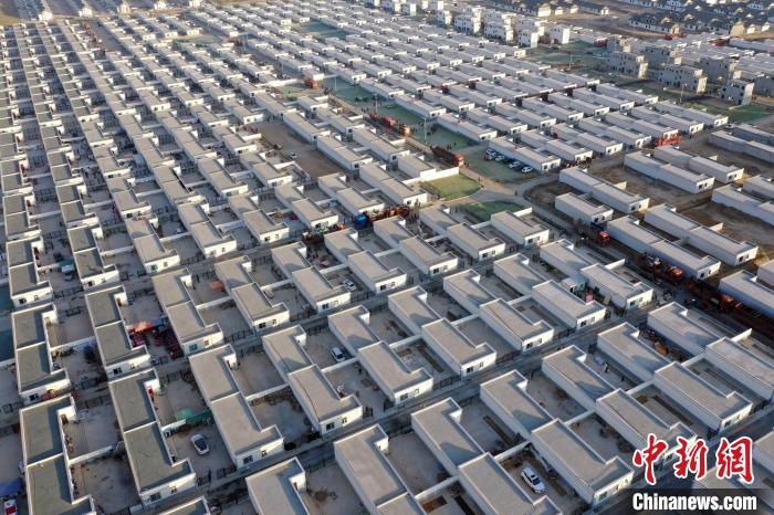 圖為蘭州新區(qū)移民安置區(qū)?！《P 攝