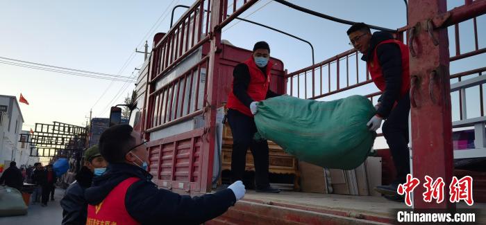 圖為志愿者幫忙搬運(yùn)家具等物資?！∥航ㄜ?攝