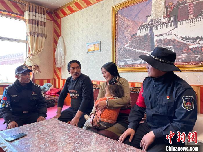 圖為派出所民警和義警入戶了解情況?！∑罾C娟 攝