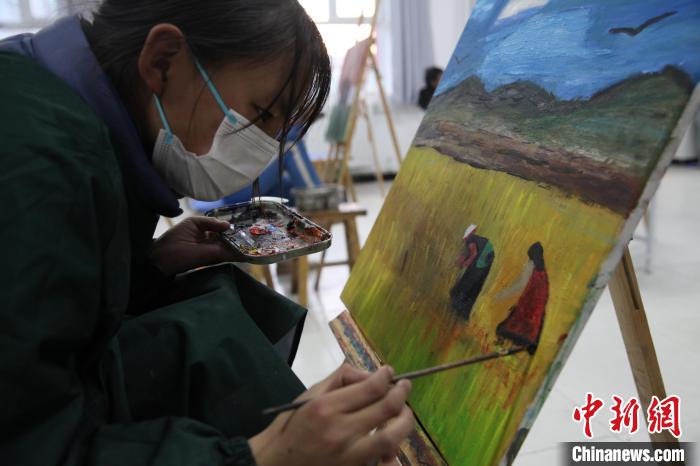 圖為學(xué)生跟著老師學(xué)習(xí)繪畫?！『F龍 攝