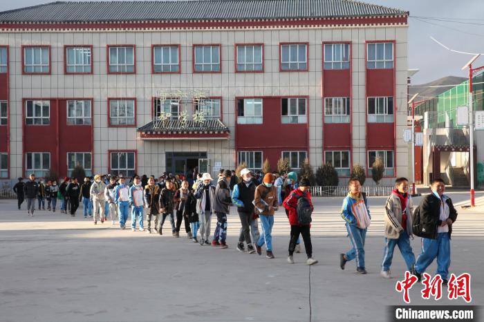 圖為瑪沁縣第一民族中學(xué)。　胡貴龍 攝