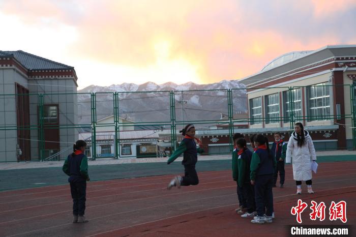 圖為學(xué)生們開展社團(tuán)活動(dòng)?！『F龍 攝