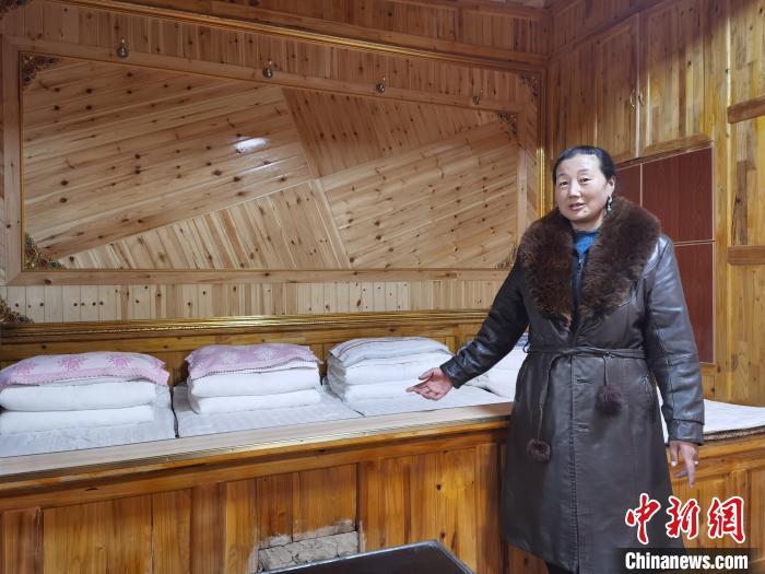 圖為德吉村村民鬧尖措介紹自家農(nóng)家樂?！∑钤鲚?攝
