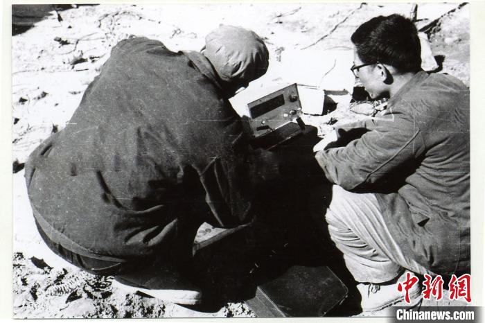 中鐵西北院科技工作者在風火山觀測站收集儀表數(shù)據(jù)。(資料圖) 中鐵西北科學研究院供圖