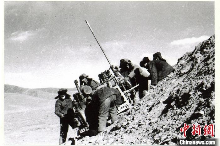 中鐵西北院科技工作者肩挑手扛運送地質(zhì)鉆機。(資料圖) 中鐵西北科學研究院供圖